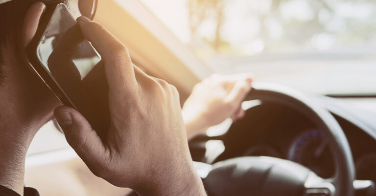 uomo alla guida dell'auto