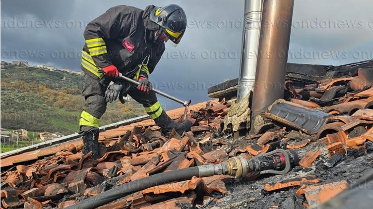 incendio tetto teggiano 25 dicembre ok