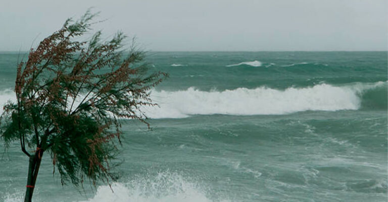 vento forte mare agitato