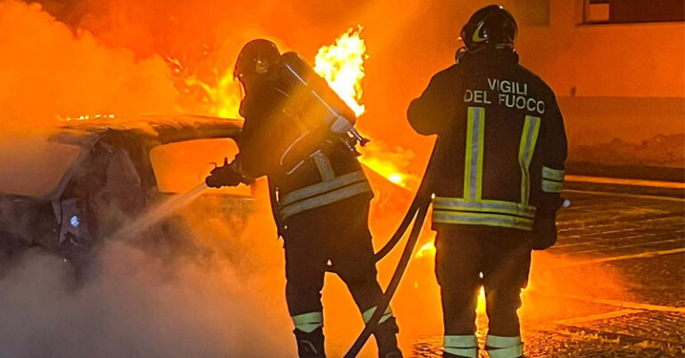 vigili del fuoco incendio auto